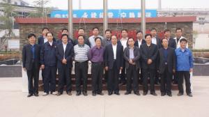 2012年4月我公司與洛寧當?shù)囟嗉业V產(chǎn)企業(yè)達成戰(zhàn)略合作關系，參加簽約儀式的各位領導及企業(yè)代表在我公司合影留念。